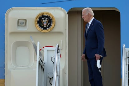 Joe Biden, embarca en el Air Force One en la base militar de Yokota, Japón.