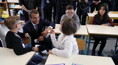 El presidente franc&eacute;s, Emmanuel Macron, en una escuela de la localidad francesa de Forbach, el primer d&iacute;a de curso