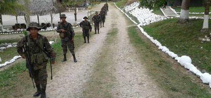 Soldados guatemaltecos este jueves en el Petén (frontera con Belice).
