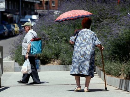 Una señora mayor se protege del sol con un paraguas, en una foto de archivo tomada en Madrid.