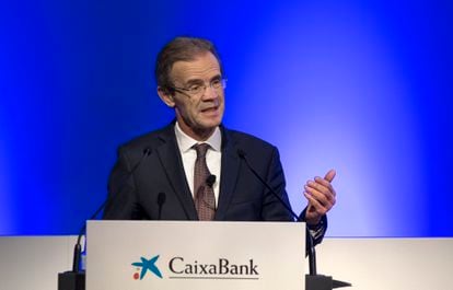 Jordi Gual, presidente de CaixaBank. en la junta de accionistas que dio luz verde al proyecto de fusión con Bankia, en Valencia.