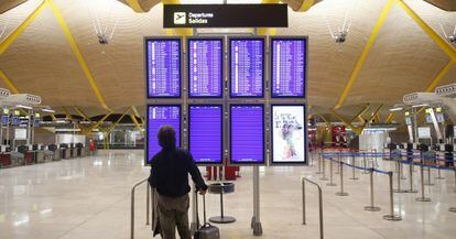 Un pasajero en la Terminal 4 en Barajas.
