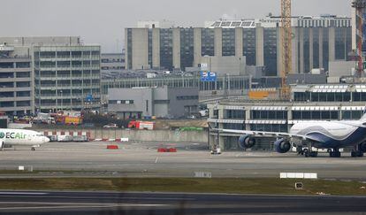 Serveis d'emergència a l'aeroport de Brussel·les després de l'explosió, el 22 de març del 2016.