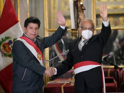 El presidente de Perú, Pedro Castillo, saluda a Aníbal Torres, nuevo primer ministro, este 8 de febrero.