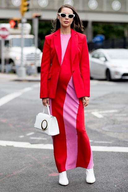 Rosa + rojo

En nuestra guía práctica para perder el miedo a combinar rosa y rojo quedó claro que, además de ser una mezcla en tendencia, funciona muy bien visualmente. Para los excépticos, tenemos una prueba más en forma de vestido a rayas y americana.