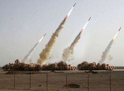 Cuatro misiles de largo y medio alcance despegan en la prueba realizada ayer en el desierto iraní.