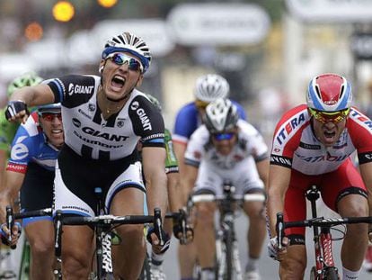 Kittel celebra su victoria en los Campos Elíseos.