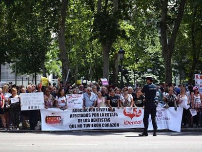 Protesta de afectados por la estada de Idental frente al Ministerio de Sanidad, el 18 de julio.