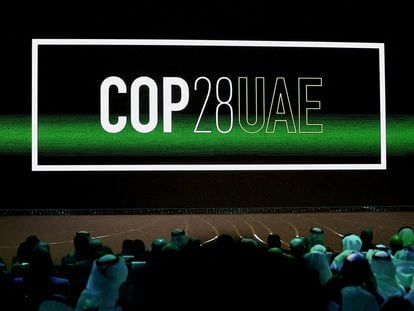 El logo de la COP28 en Emiratos Árabes Unidos es proyectado durante un evento en Dubai, el pasado 16 de enero.