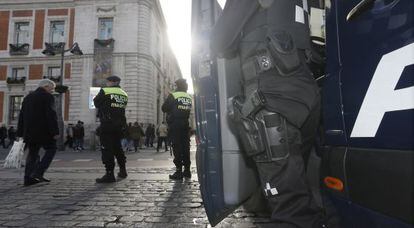 Unidades antidisturbios de la policía municipal patrullan el centro.