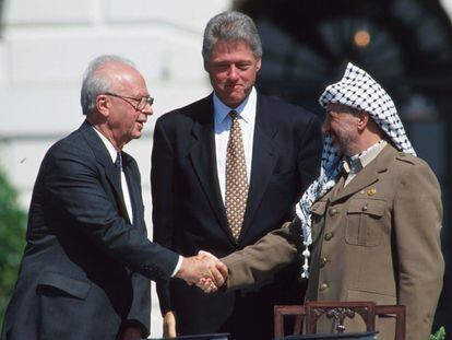 inter 11    171748 01: (NO NEWSWEEK - NO USNEWS) Yasir Arafat and Israeli Prime Minister Yitzhak Rabin shake hands September 13, 1993 in Washington, DC. The political leaders attended the signing of the Middle East Peace Accords between Israel and the PLO. (Photo by Cynthia Johnson/Liaison)