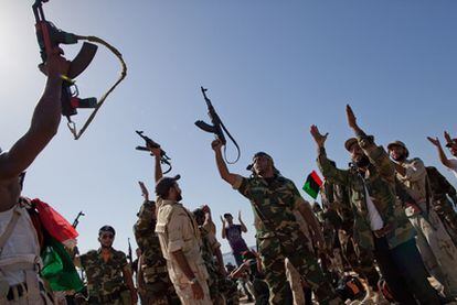 Combatientes rebeldes celebran su llegada a una fragata de la Armada libia, ayer en Trípoli.