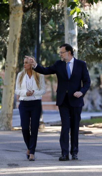 Mariano Rajoy, junto a Lilian Tintori, esposa del opositor venezolano Leopoldo López, el pasado septiembre en Madrid.