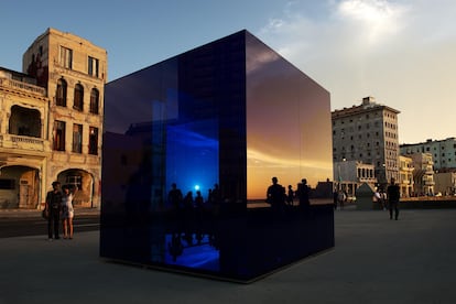 “Cubo Azul”, con espejo de seguridad laminado, cristal de seguridad laminado.
2015
12 Bienal de La Habana, Cuba 2015