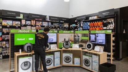 Un empleado limpia una pantalla Roomba de iRobot en una tienda de Amazon en Berkeley, California, en 2019.