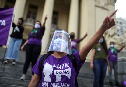 Un grupo de feministas exige la legalización del aborto el pasado lunes, en Río de Janeiro.