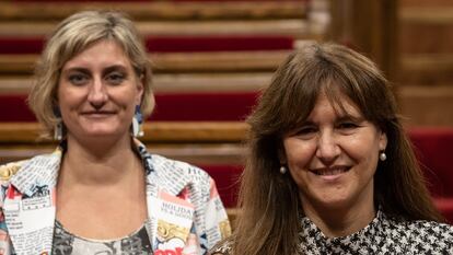 Laura Borràs avanza por los pasillos del Parlament seguida por Alba Vergés.