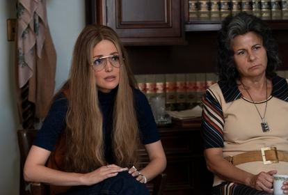 Rose Byrne como Gloria Steinem y Tracey Ullman como Betty Friedan en la serie 'Mrs. America'.