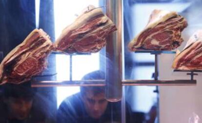 Chuletones expuestos en una feria de gastronomía.
