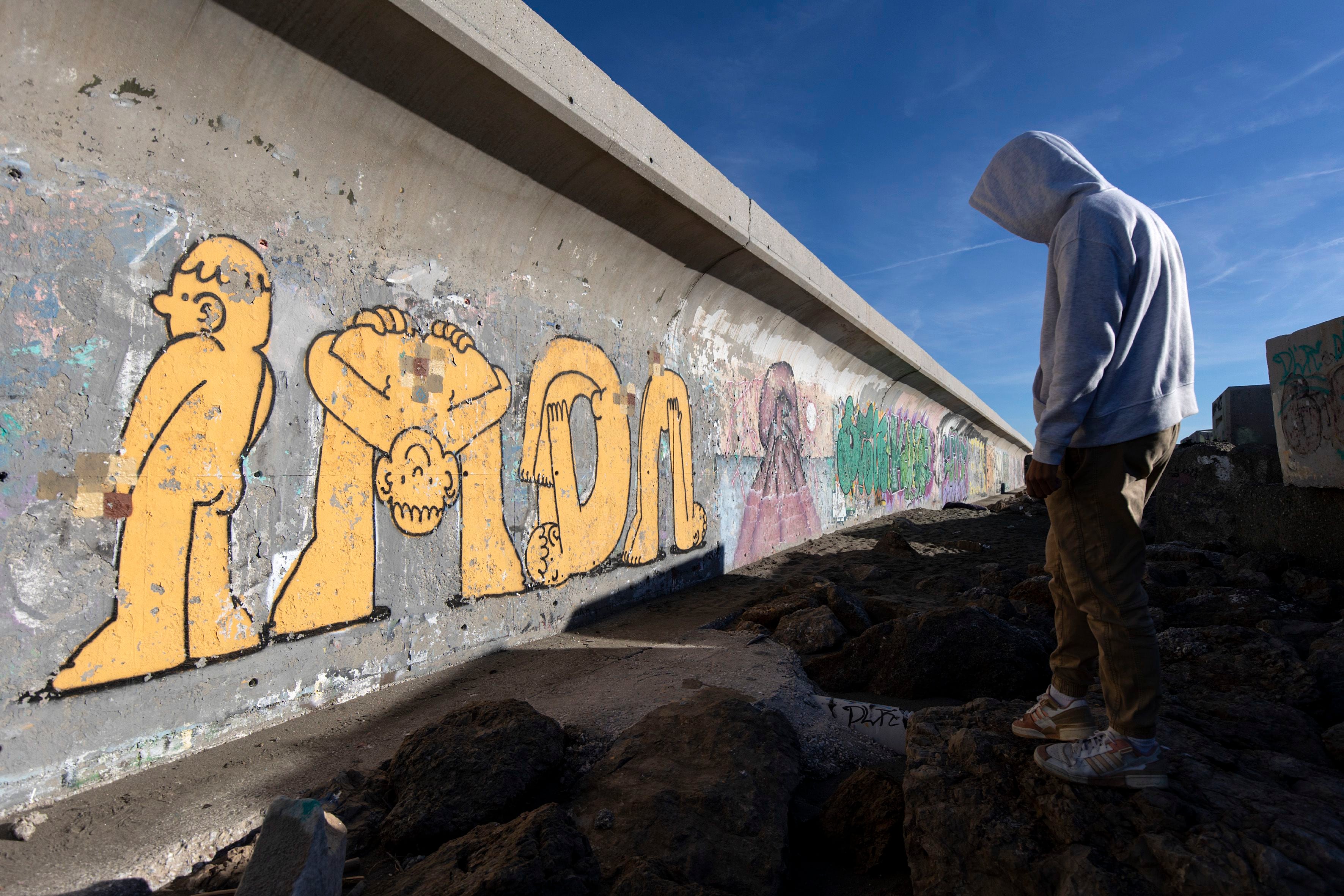 Imon Boy frente a otra de sus obras en Vélez-Málaga.