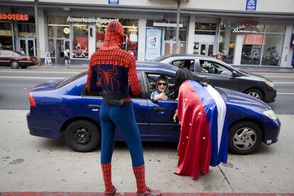 Dos actores vestidos de Wonderwoman y Spiderman en Hollywood Boulevard, en Los Ángeles.