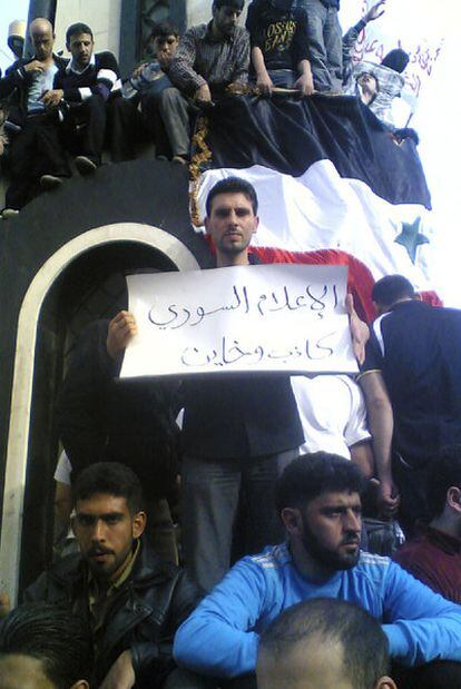 Un grupo de opositores al régimen sirio en la céntrica plaza del Reloj, el lunes en Homs.