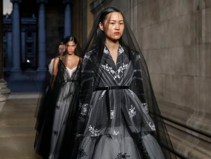 Modelos vestidas de negro posan al final del desfile de Erdem en la semana de la moda de Londres, el pasado 18 de septiembre.