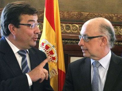 El presidente extreme&ntilde;o, Guillermo Fern&aacute;ndez Vara, conversa con el ministro de Hacienda, Crist&oacute;bal Montoro. 