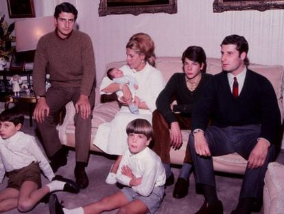 La duquessa d'Alba i els seus fills al palau de Liria, el 1968.
