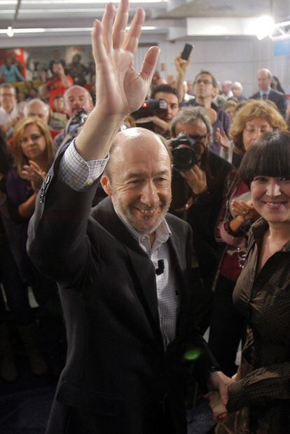 Rubalcaba, con voluntarios de la campaña del PSOE.