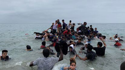 Un grupo de personas intentan entrar por mar en Ceuta desde Marruecos durante la crisis migratoria de mayo de 2021