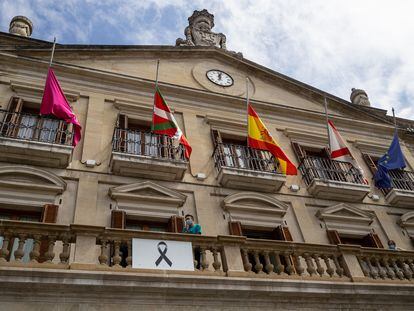 Banderas a media asta y un crespón negro en la balconada del Ayuntamiento de Vitoria-Gasteiz, este martes.
