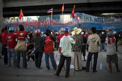 Miembros de los 'camisas rojas' en uno de sus campamentos en el centro de Bangkok.