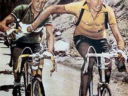 Fausto Coppi (delante) y Gino Bartali comparten una botella de agua durante una etapa del Tour de 1949.