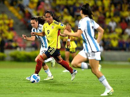 La delantera colombiana Mayra Ramírez en un partido de su selección frente a Argentina.