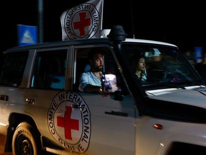 Un vehículo de la Cruz Roja a su paso por Rafah lleva a las rehenes de nacionalidad rusa liberadas este miércoles.