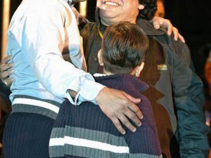 Fotograf&iacute;a de archivo del 4 de abril de 2005 del exfutbolista paraguayo Roberto Caba&ntilde;as junto a su hijo y Diego Armando Maradona.