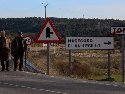 Dos de los 16 habitantes censados de Toril (Teruel), uno de los pueblos de la zona que est&aacute;n pr&aacute;cticamente despoblados. 