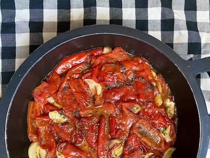 Pimientos rojos guisados con ajo y vinagre