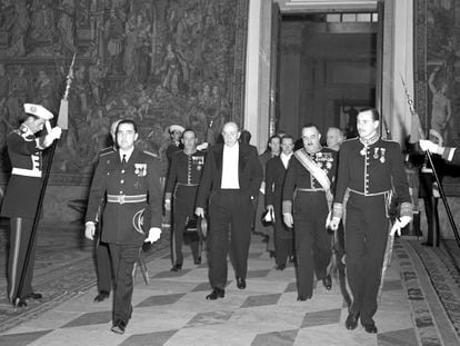 El embajador estadounidense Stanton Griffis presenta sus credenciales a Franco en 1951.