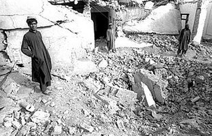 Varios vigilantes, entre las ruinas de la casa del clérigo Omar, que Estados Unidos bombardeó el pasado octubre.