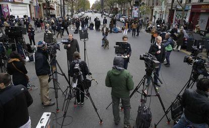 Periodistas retransmitiendo el atentado de sala de fiestas Bataclan, en París. 