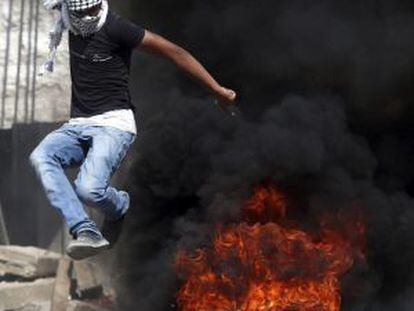 Un hombre se enfrenta al Ejército israelí, el viernes en Hebrón.