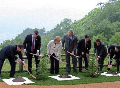 Los dirigentes del G-8 plantan árboles en un jardín de Toyako, la localidad donde se celebra la cumbre.
