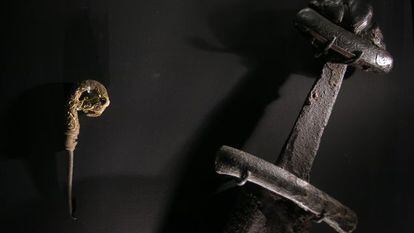 Alfiler con cabeza de dragón que sugiere los adornos de las proas de los barcos y espada vikinga, de la exposición.