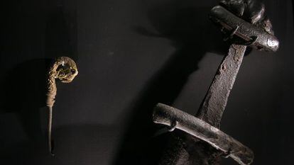 Alfiler con cabeza de drag&oacute;n que sugiere los adornos de las proas de los barcos y espada vikinga, de la exposici&oacute;n.