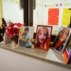 En Casa Animi hay un altar con fotos donde se recuerda a las chicas fallecidas que habitaron la casa. Gabriela, la coordinadora de la casa, enciende velas para recordarlas: “Esto es el evangelio en crudo desde las bases, el proyecto de Jesús acogiendo a los marginados, el clamor, dando respuestas, integrándolos”.