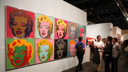 Serie de 10 grabados de Marilyn Monroe, obra de Andy Warhol, en uno de los pabellones de la feria Art Bassel Miami Beach, en Miami (Estados Unidos) en 2006.