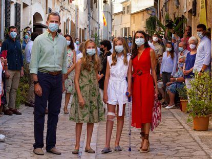 El rey Felipe VI, la reina Letizia, la princesa Leonor y la infanta Sofia, ayer en las calles de la localidad de Petra, en Mallorca.