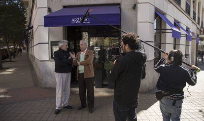 Álvaro y Mario Vargas Llosa, este miércoles, durante el rodaje del documental en Madrid.
